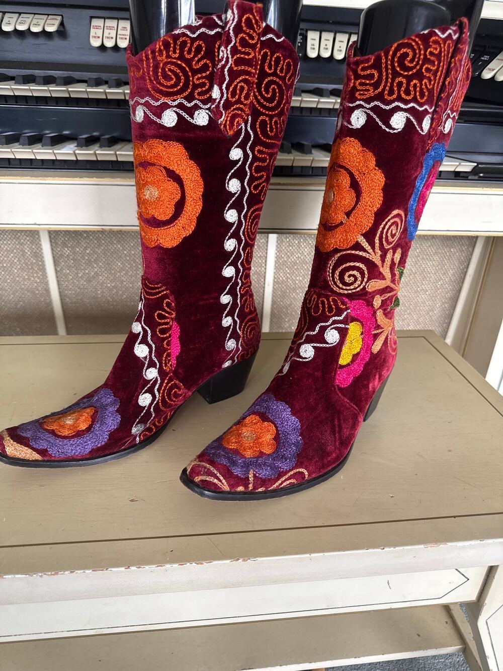 Vintage Velvet Road Burgundy/Multicolor Embroidered Boots Sz 37/7.5-8M
